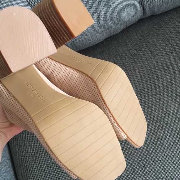 Kenneth Cole perforated Mules beige suede 8.5 - Picture 4 of 5